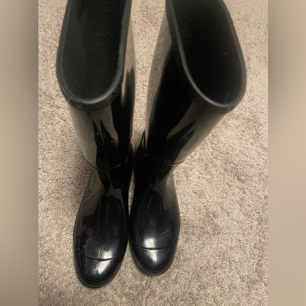 Size 10 women’s UGG rain boots